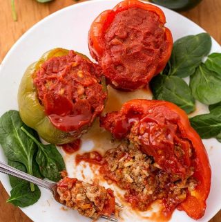 Instant Pot Stuffed Peppers are a great weeknight meal. A classic dinner of pressure cooker stuffed peppers in under an hour! simplyhappyfoodie.com #instantpotrecipes #instantpotstuffedpeppers #pressurecookerstuffedpeppers