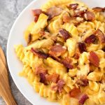 Instant Pot Chicken Bacon Ranch Pasta is a tasty cheesy pasta dinner made in your electric pressure cooker. simplyhappyfoodie.com #instantpotrecipes #instantpotmini #instantpot3quart #instantpotchickenbaconranchpasta #instantpotchickenpasta