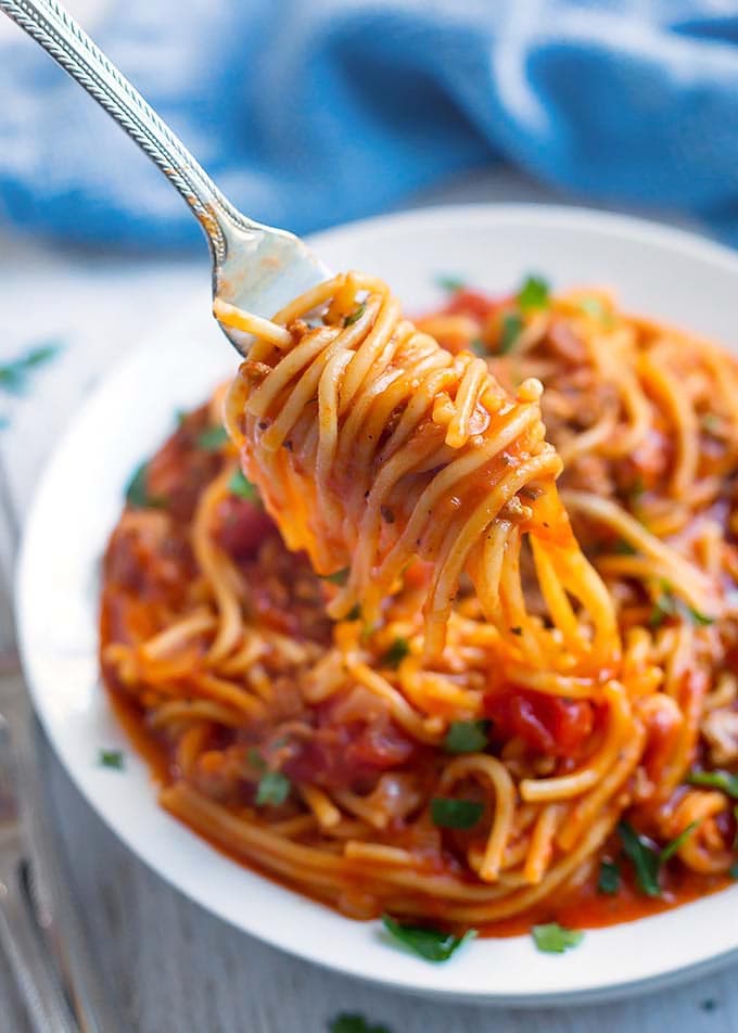 Instant Pot Spaghetti is a one pot spaghetti that turns out delicious, and is easy and quick to make. Pressure cooker spaghetti, who knew?! simplyhappyfoodie.com #instantpotrecipes #instantpotspaghetti #pressurecookerspaghetti