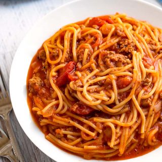 Instant Pot Spaghetti is a one pot spaghetti that turns out delicious, and is easy and quick to make. Pressure cooker spaghetti, who knew?! simplyhappyfoodie.com #instantpotrecipes #instantpotspaghetti #pressurecookerspaghetti