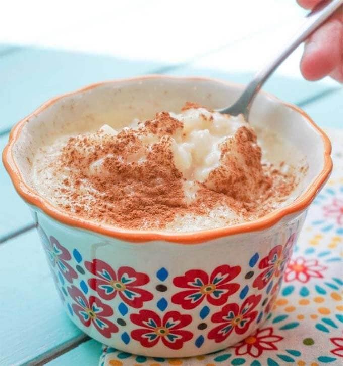 arroz con leche in a white bowl