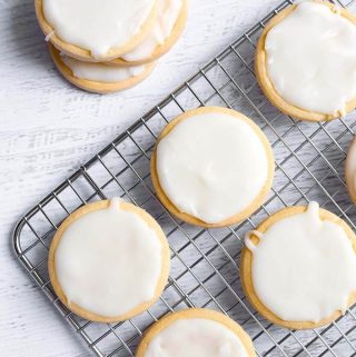 Vanilla Icing Glaze is perfect to ice cookies. This icing makes a great bundt cake glaze, donut glaze, cinnamon roll icing, and cake icing glaze. Vanilla flavored glaze that sets up perfectly. simplyhappyfoodie.com #vanillaicingglaze #vanillaicing #vanillaglaze #vanillafrosting #bundtcakeglaze #cookieicing