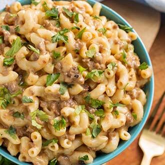 Cheeseburger Macaroni in a blue bowl