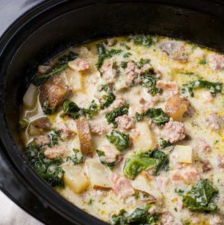 Crock Pot Zuppa Toscana Sausage Potato Soup is rich and very flavorful. With sausage, potatoes, bacon, & kale. A tasty, easy slow cooker zuppa Toscana soup. simplyhappyfoodie.com #crockpotzuppatoscana #crockpotsausagepotatosoup #slowcookerzuppatoscana #slowcookersausagepotatosoup #olivegardensoup