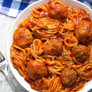 Instant Pot Spaghetti and Meatballs is a delicious one-pot meal. This pressure cooker spaghetti and meatballs is easy to make and is ready in under an hour. simplyhappyfoodie.com #instantpotspaghetti #instantpotspaghettiandmeatballs #pressurecookerspaghetti #pressurecookerspaghettiandmeatballs