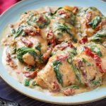 Slow Cooker Creamy Tuscan Chicken recipe is an easy meal to make, and it tastes like you went to a restaurant! With this crock pot tuscan chicken recipe you can have a delicious meal on the table that the whole family will love! simplyhappyfoodie.com #slowcookercreamytuscanchicken #slowcookerchickenbreasts #crockpottuscanchicken #crockpotchicken slow cooker Tuscan chicken recipe, crock pot chicken recipe