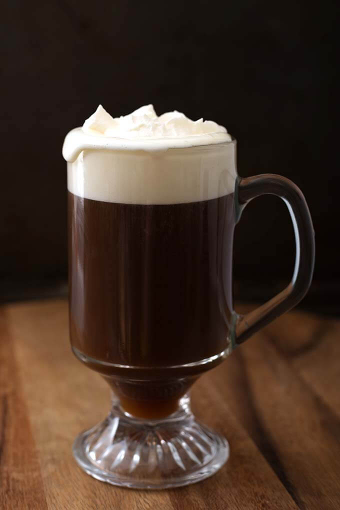 https://www.simplyhappyfoodie.com/wp-content/uploads/2018/10/classic-irish-coffee-recipe-2.jpg