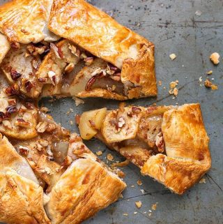 This Easy Apple Galette recipe is really an apple pie without the pie pan! It is a rustic apple pie dessert that is really easy and fast to make. A premade pie crust is a great shortcut to make this wonderful apple galette. Apple crostata simplyhappyfoodie.com #applegalette #galette
