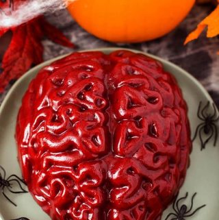 This Halloween Jello Brain Mold Recipe makes a creepy gelatin brain that you can take to a Halloween party, or anywhere a jello brain would be appropriate. The Zombie Apocalypse comes to mind... Halloween recipe by simplyhappyfoodie.com #halloween #gelatinbrain