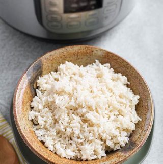Instant Pot White Rice is an easy way to cook a batch of long grain white rice. You can control how done it gets, and this is a method of making rice that is fairly hands-off. Pressure cooker rice is also a good base for other recipes, so make a big batch to have on hand! Instant Pot recipes by simplyhappyfoodie.com #instantpotrice #instantpotwhiterice
