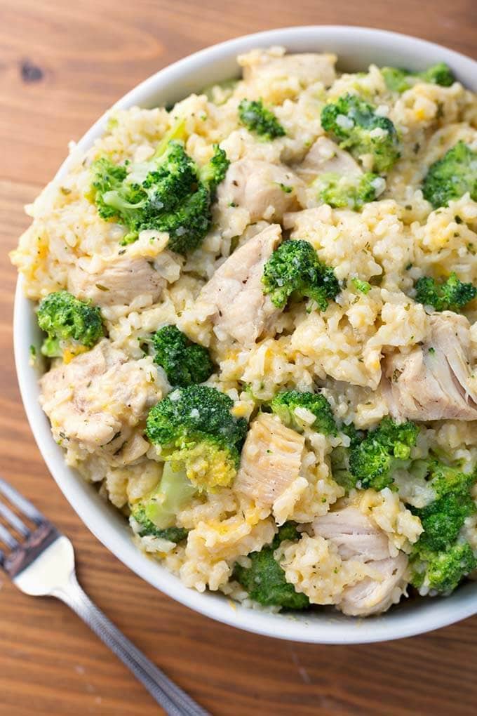 https://www.simplyhappyfoodie.com/wp-content/uploads/2019/05/instant-pot-chicken-broccoli-rice-casserole-3.jpg