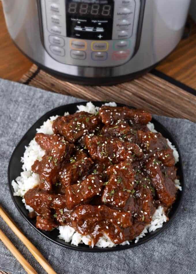 https://www.simplyhappyfoodie.com/wp-content/uploads/2020/03/instant-pot-mongolian-beef-1-680x952.jpg