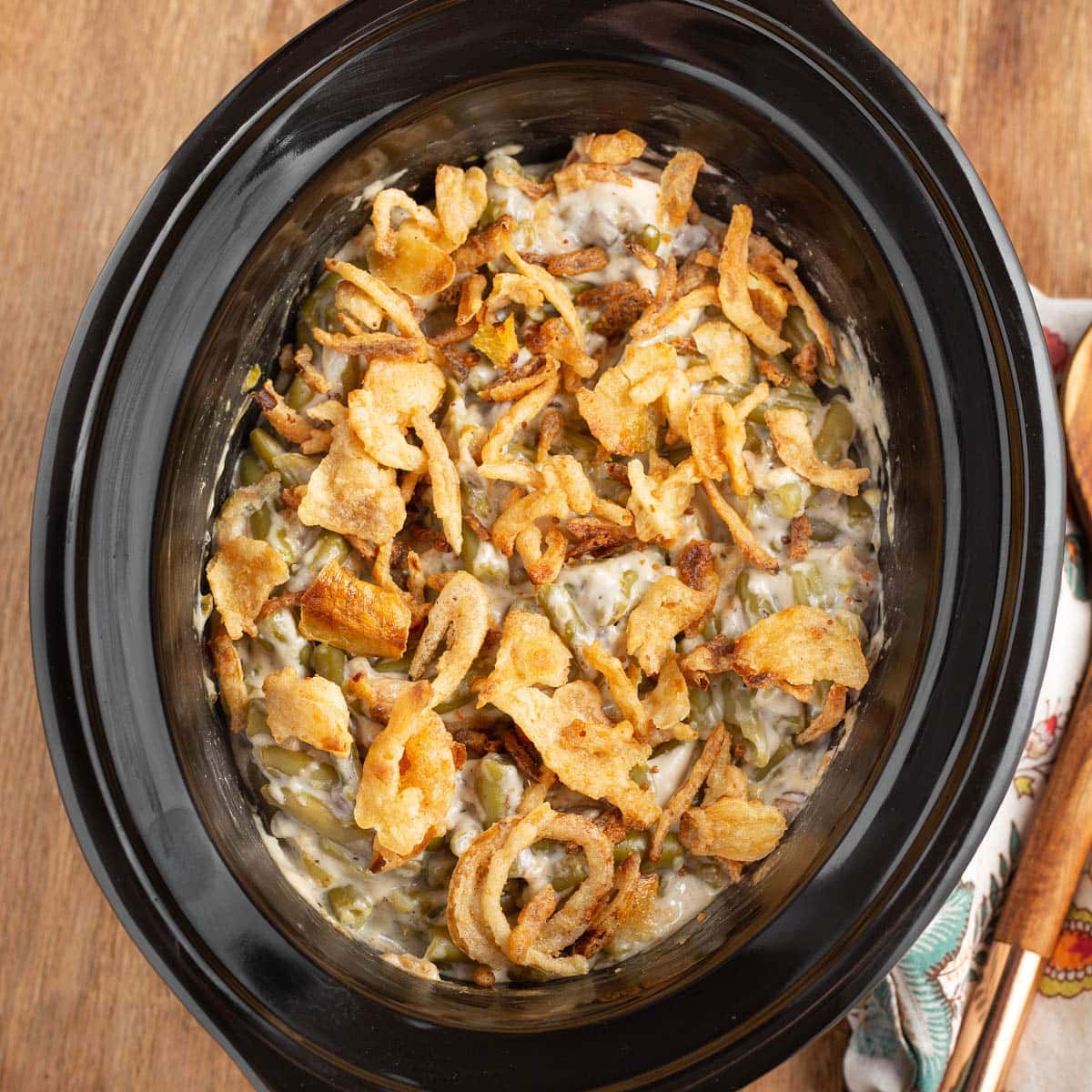 https://www.simplyhappyfoodie.com/wp-content/uploads/2021/11/slow-cooker-green-bean-casserole-featured.jpg