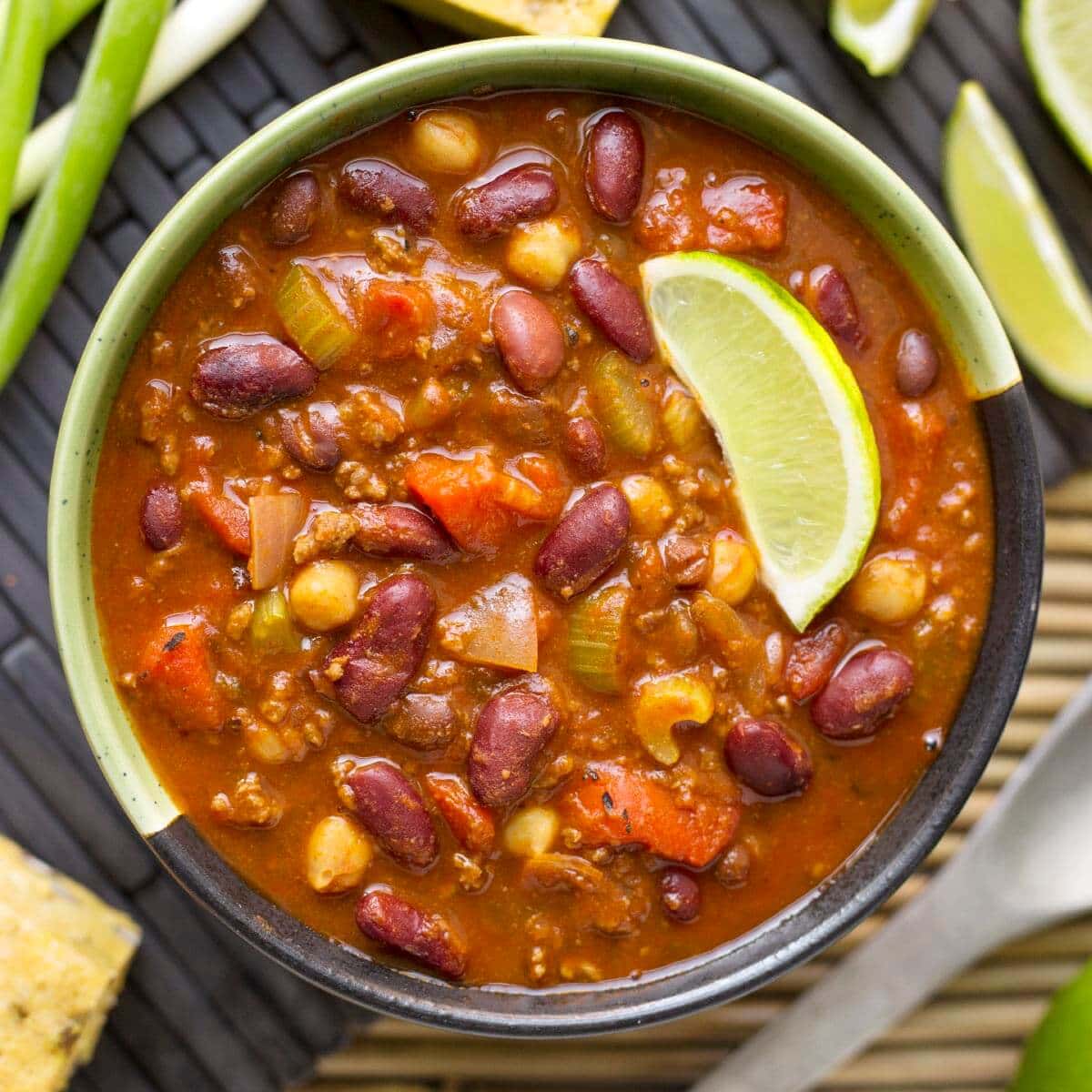 https://www.simplyhappyfoodie.com/wp-content/uploads/2022/01/Instant-pot-chili-featured.jpg