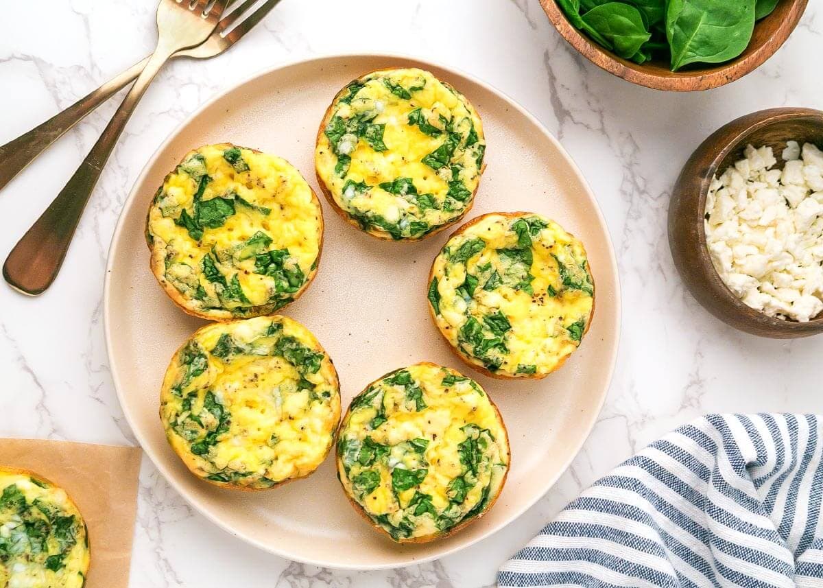5 Spinach Feta Egg Muffins in a circle on plate