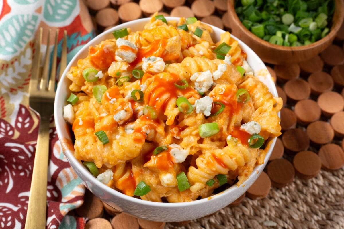 Crockpot Buffalo Chicken Mac and Cheese